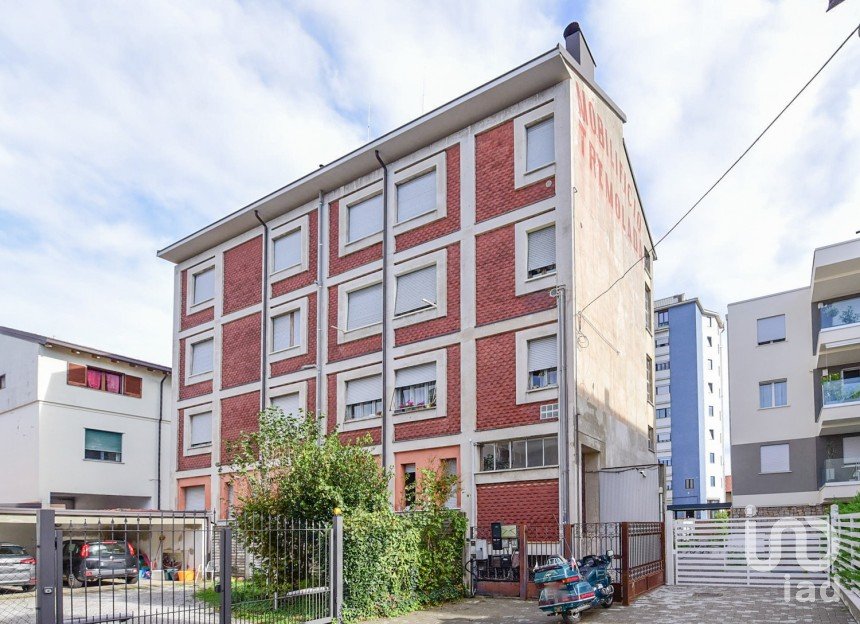 Appartamento 7 locali di 237 m² a Seregno (20831)