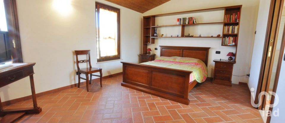 Farm 5 rooms of 180 m² in Desenzano del Garda (25015)