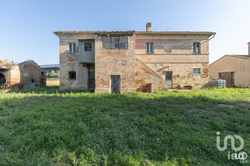 Rustico 0 locali di 420 m² in Osimo (60027)