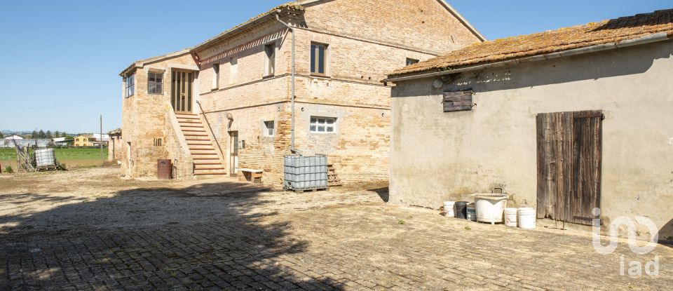 Rustico 0 locali di 420 m² in Osimo (60027)