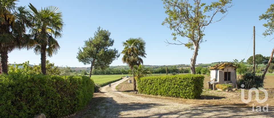 Rustico 0 locali di 420 m² in Osimo (60027)