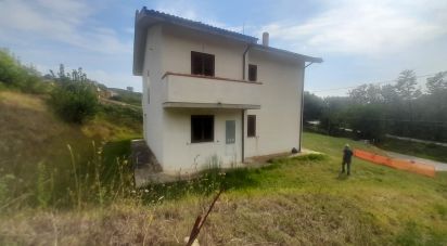 Casa indipendente 8 locali di 180 m² in Farindola (65010)