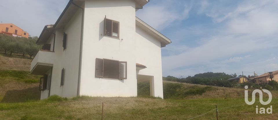 Casa indipendente 8 locali di 180 m² in Farindola (65010)