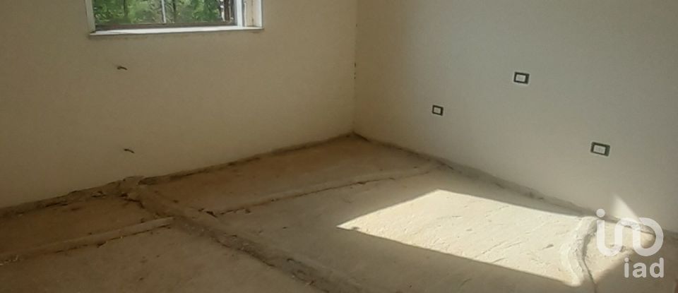 Casa indipendente 8 locali di 180 m² in Farindola (65010)