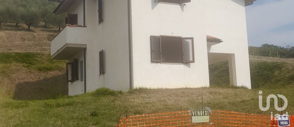 Casa indipendente 8 locali di 180 m² in Farindola (65010)