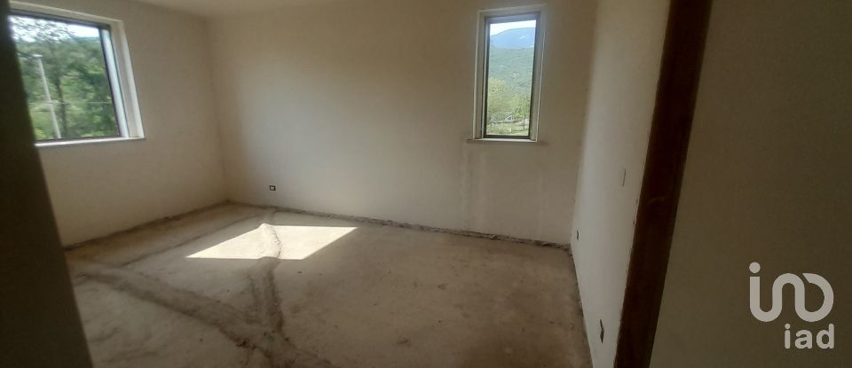 Casa indipendente 8 locali di 180 m² in Farindola (65010)