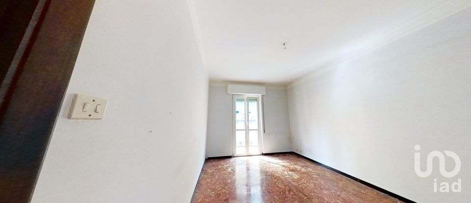 Building 5 rooms of 70 m² in Genova (16157)