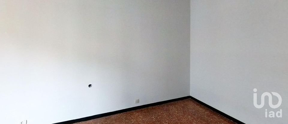 Building 5 rooms of 70 m² in Genova (16157)