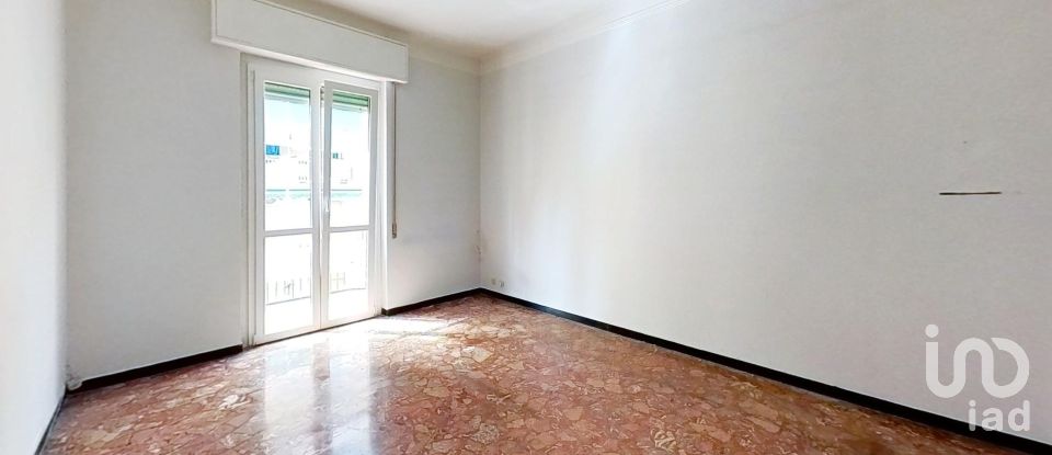 Building 5 rooms of 70 m² in Genova (16157)