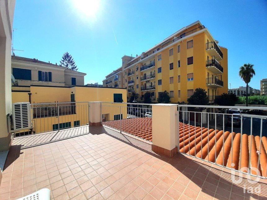 Three-room apartment of 74 m² in Albenga (17031)