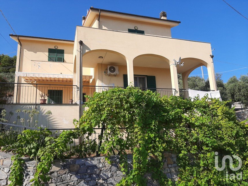 Casa indipendente 6 locali di 250 m² in Arnasco (17032)