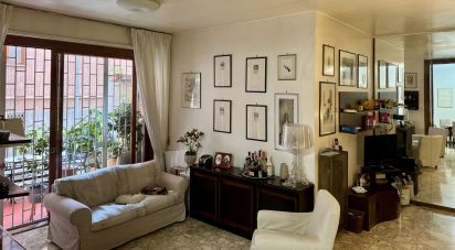 Apartment 6 rooms of 100 m² in Roma (00197)