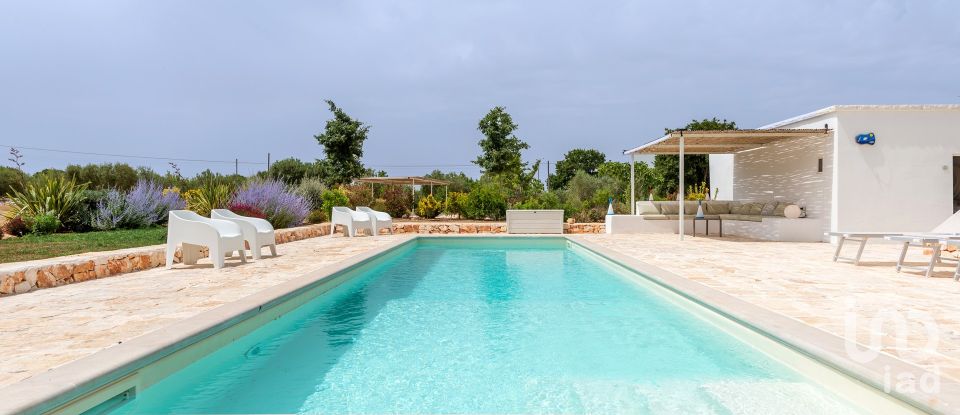 Trullo 10 locali di 220 m² in Ostuni (72017)