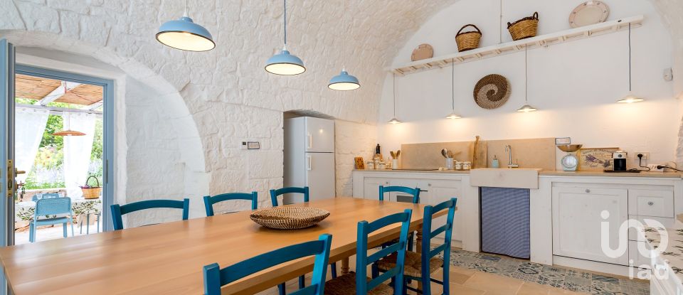 Trullo 10 locali di 220 m² in Ostuni (72017)