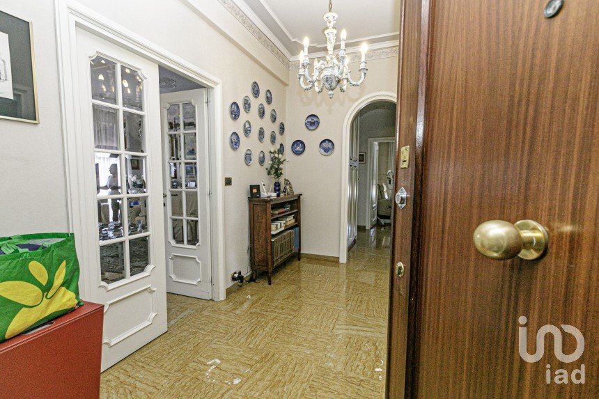 Apartment 7 rooms of 130 m² in Genova (16166)