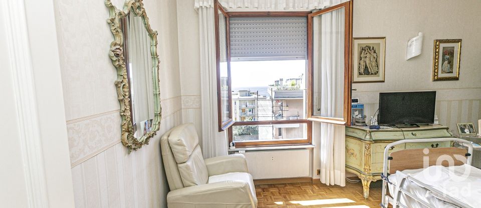 Apartment 7 rooms of 130 m² in Genova (16166)