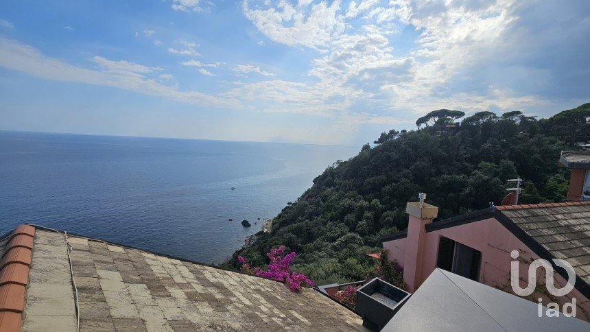 Hotel 8 rooms of 158 m² in Arenzano (16011)