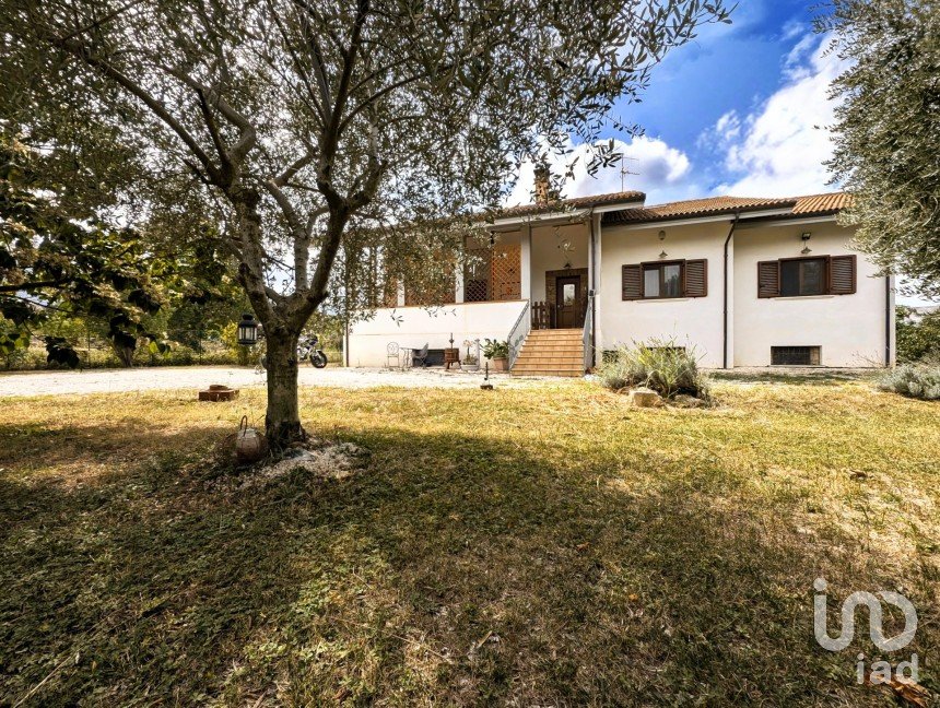 Villa 0 locali di 240 m² in Sulmona (67039)