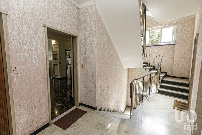 Apartment 7 rooms of 139 m² in Genova (16144)