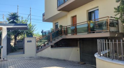 Casa 11 locali di 250 m² in Città Sant'Angelo (65013)