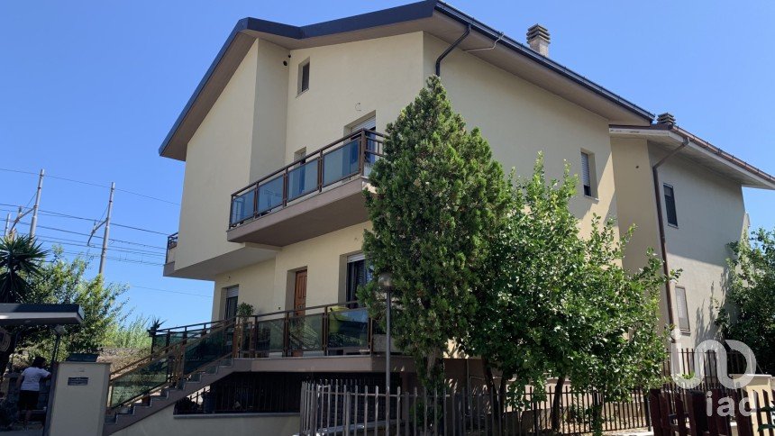 Casa 11 locali di 250 m² in Città Sant'Angelo (65013)