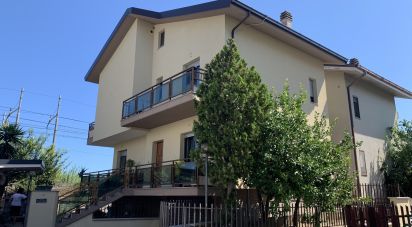 Casa 11 locali di 250 m² in Città Sant'Angelo (65013)