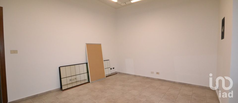 Workshop of 95 m² in Genova (16129)