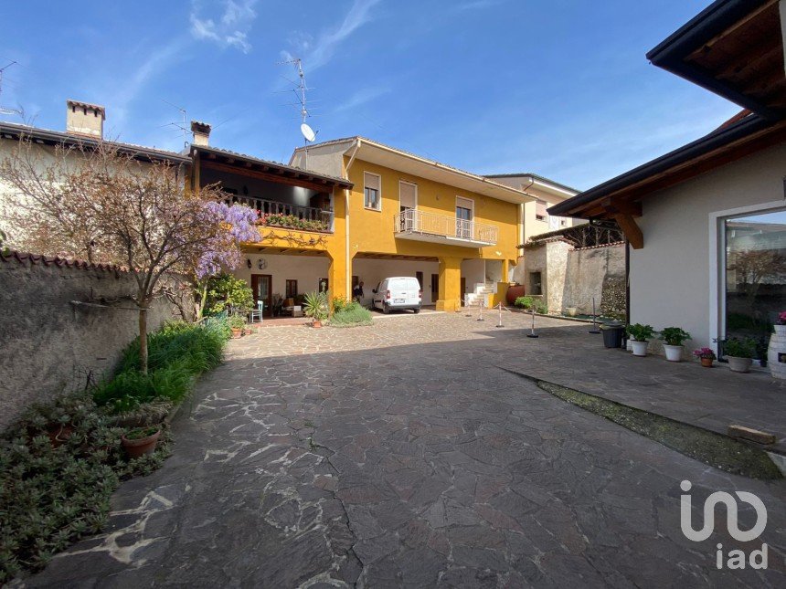 Casa 6 locali di 190 m² in Lonato del Garda (25017)