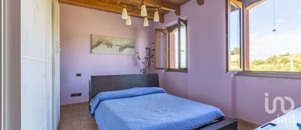 Farm 5 rooms of 250 m² in Osimo (60027)