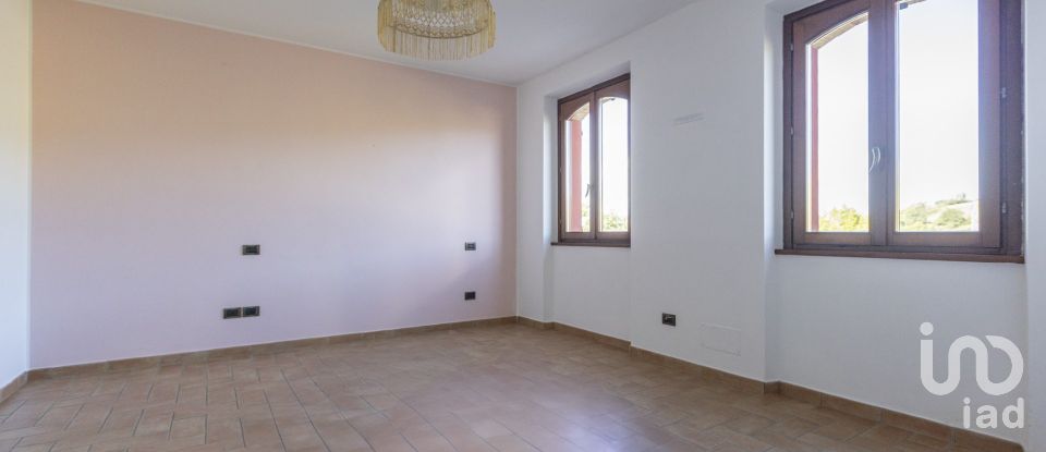 Villa 5 locali di 250 m² in Osimo (60027)