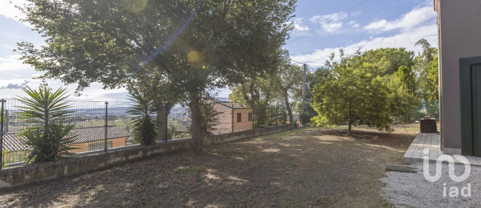 Farm 5 rooms of 250 m² in Osimo (60027)