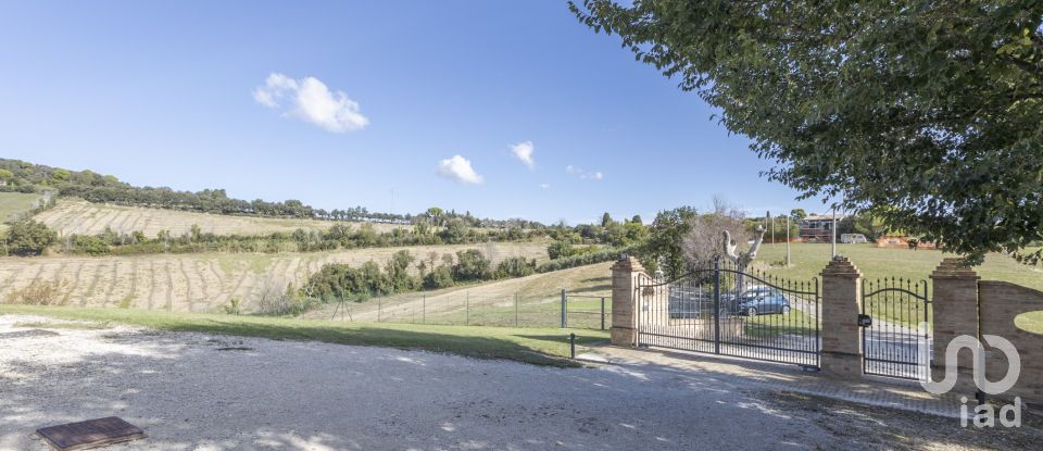 Villa 5 locali di 250 m² in Osimo (60027)