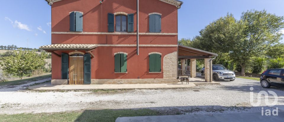 Farm 5 rooms of 250 m² in Osimo (60027)