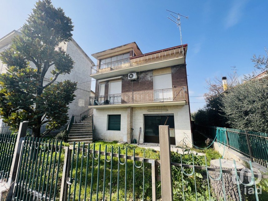 Casa 9 locali di 300 m² in Sant'Elpidio a Mare (63811)