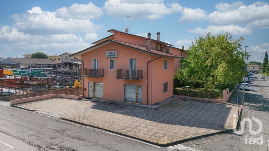 Negozio / locale commerciale di 210 m² in Castiglione delle Stiviere (46043)