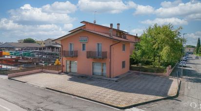 Negozio / locale commerciale di 210 m² in Castiglione delle Stiviere (46043)