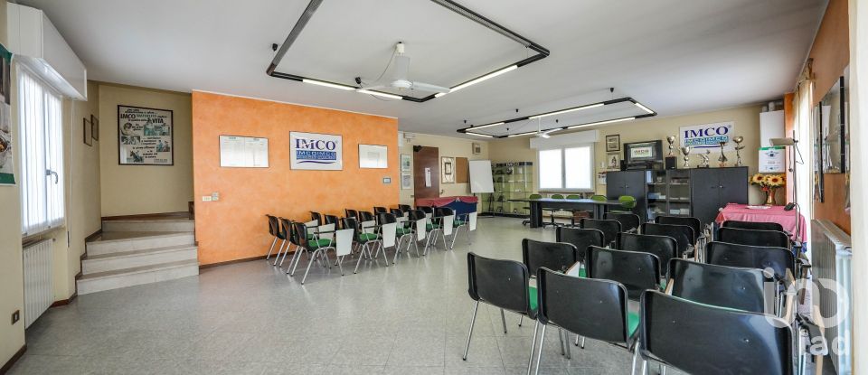 Negozio / locale commerciale di 210 m² in Castiglione delle Stiviere (46043)