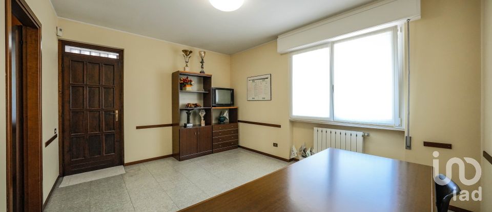 Negozio / locale commerciale di 210 m² in Castiglione delle Stiviere (46043)