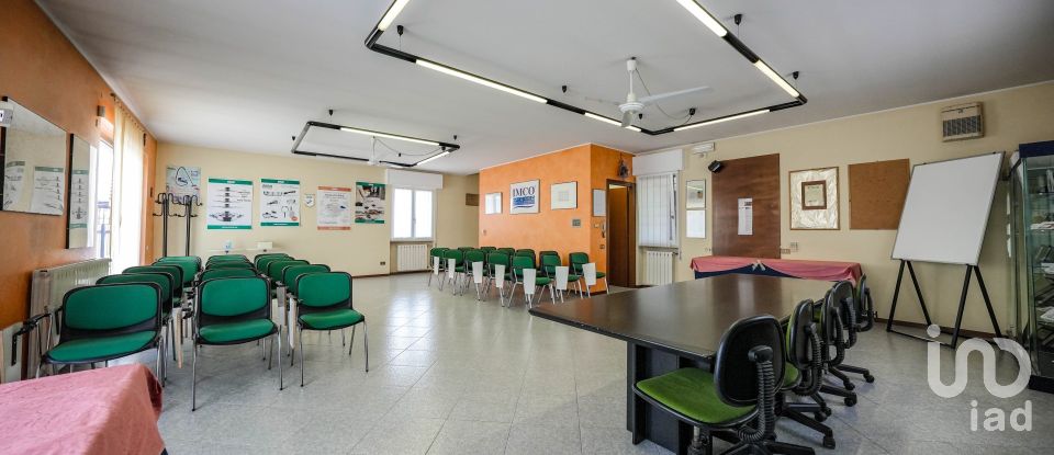 Negozio / locale commerciale di 114 m² in Castiglione delle Stiviere (46043)