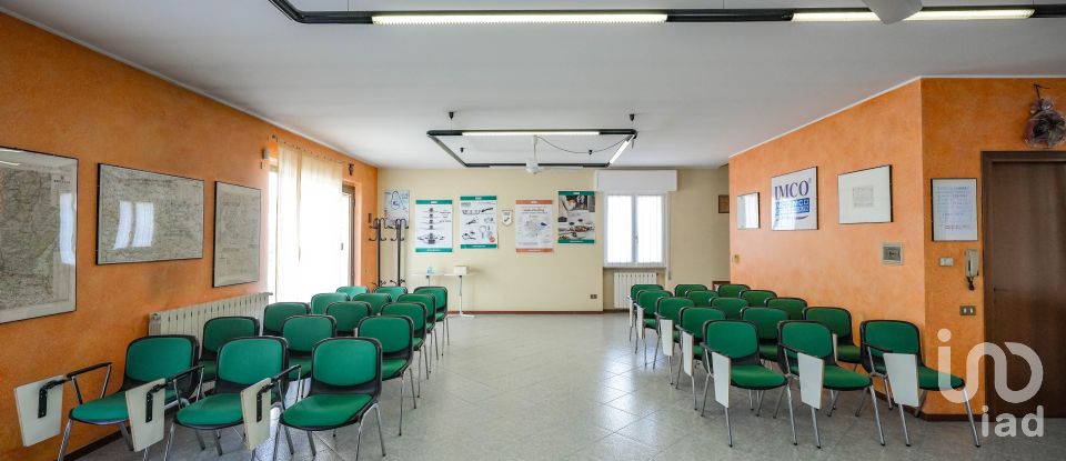 Negozio / locale commerciale di 114 m² in Castiglione delle Stiviere (46043)