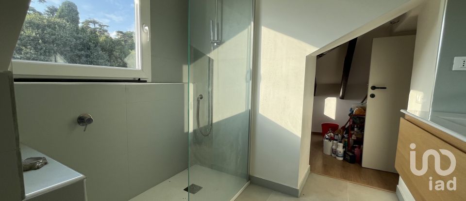 Attico / Mansarda / Loft 5 locali di 95 m² a Genova (16122)