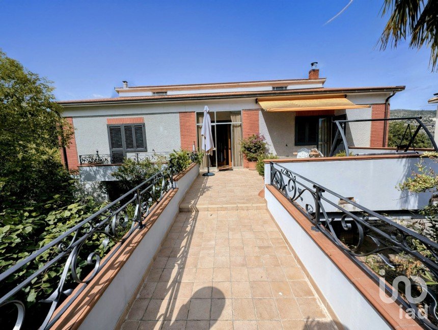 Villa 7 locali di 244 m² in Bugnara (67030)