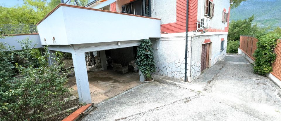 Farm 7 rooms of 244 m² in Bugnara (67030)