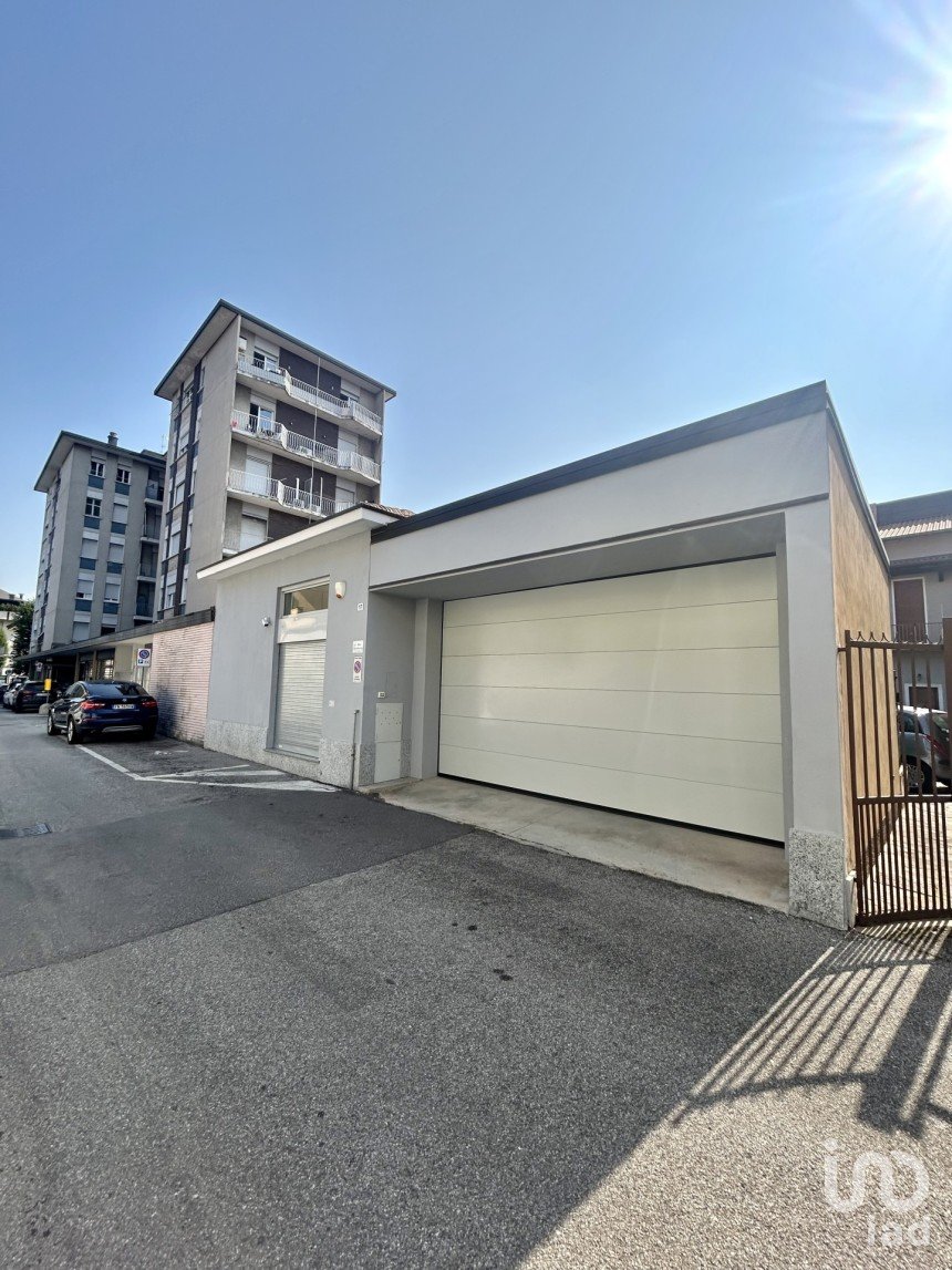 Shop / premises commercial of 180 m² in Seregno (20831)