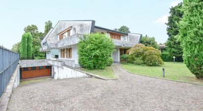 Casale 9 locali di 967 m² in Carugo (22060)