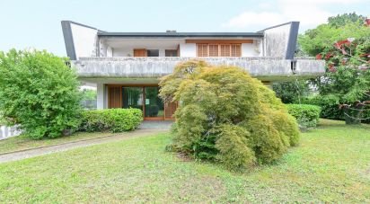 Casale 9 locali di 967 m² in Carugo (22060)