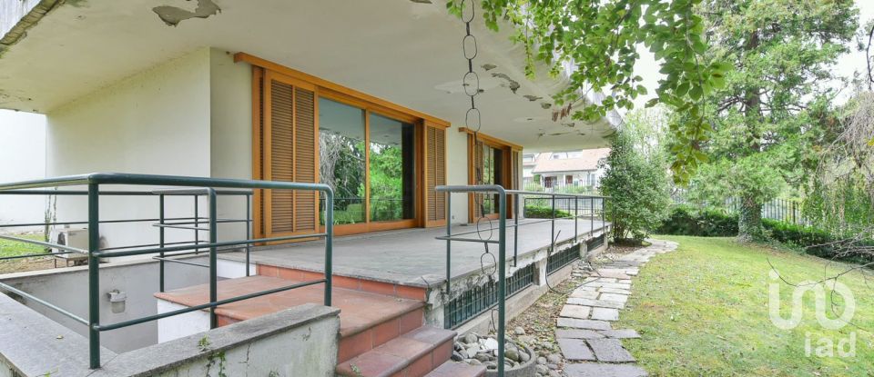 Villa 9 locali di 967 m² in Carugo (22060)