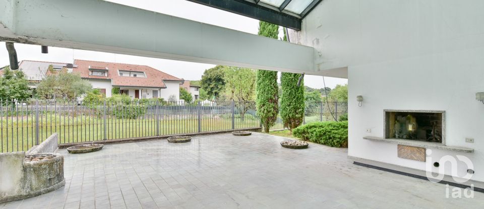 Villa 9 locali di 967 m² in Carugo (22060)