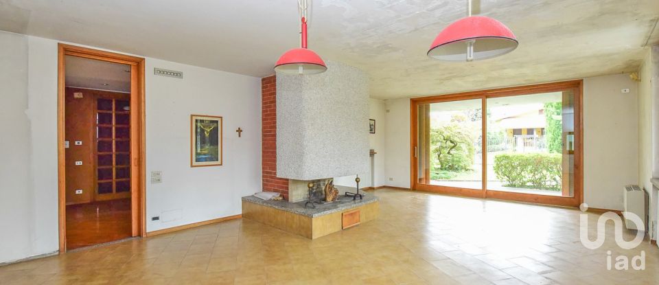 Farm 9 rooms of 967 m² in Carugo (22060)