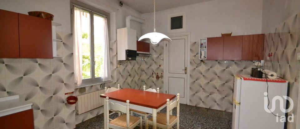 Apartment 7 rooms of 110 m² in Genova (16154)